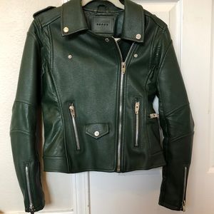 Forest green leather jacket in good condition! Size small. Fits structured!